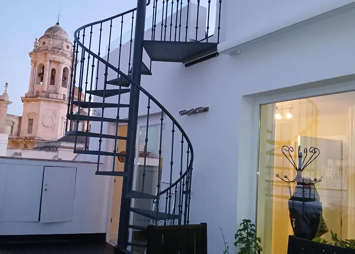 ***** Attic With Impressive Views And Jacuzzi
