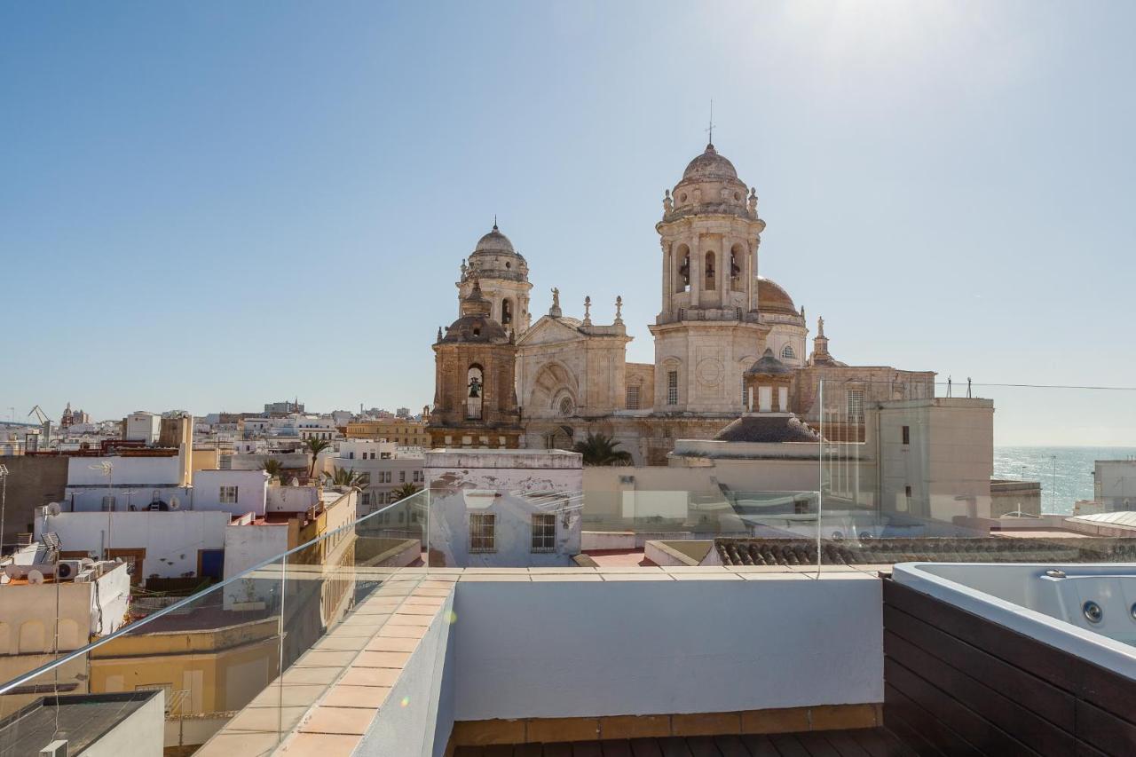***** Attic With Impressive Views And Jacuzzi